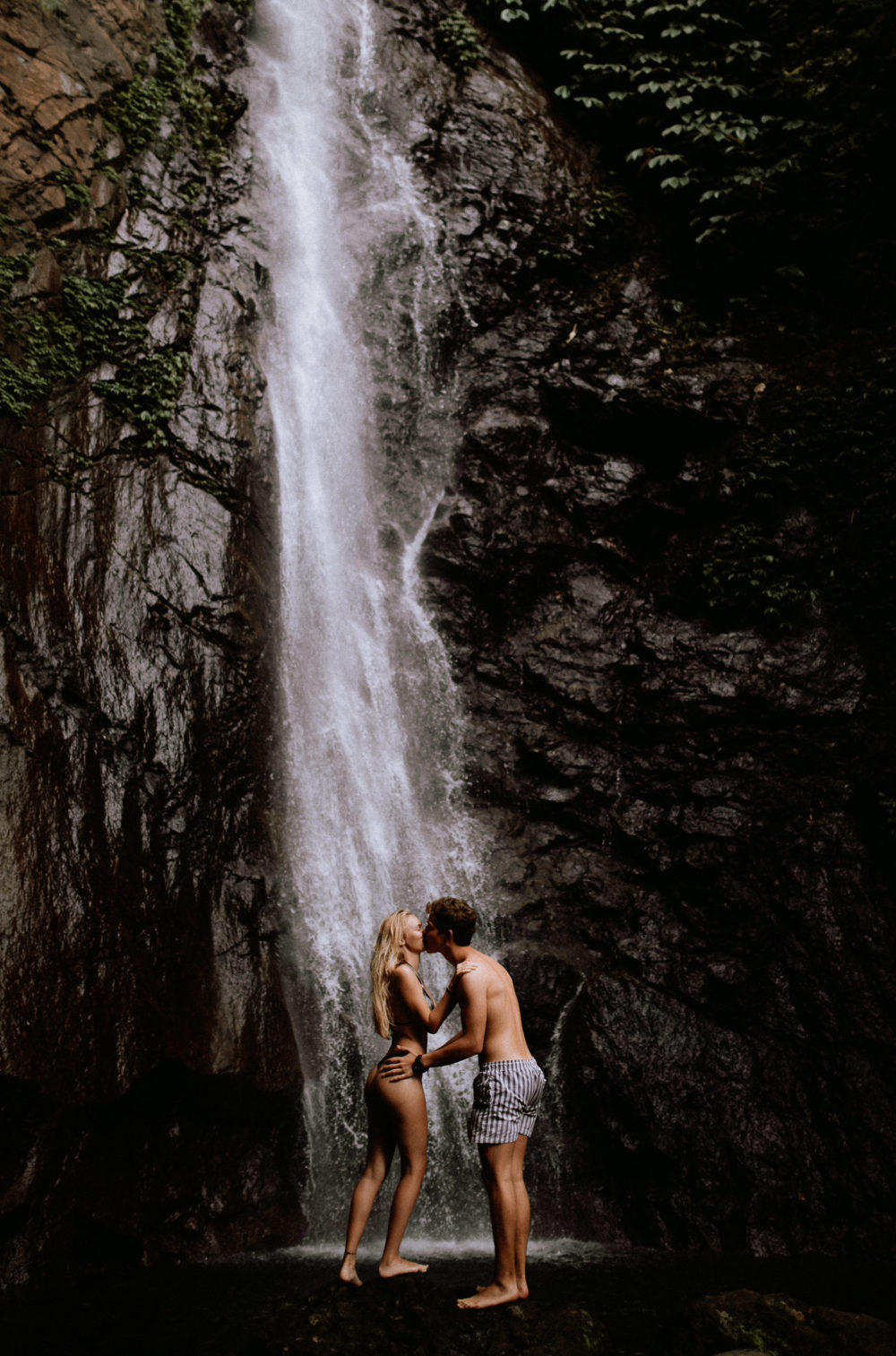 bali-waterfall-couple-photography-12