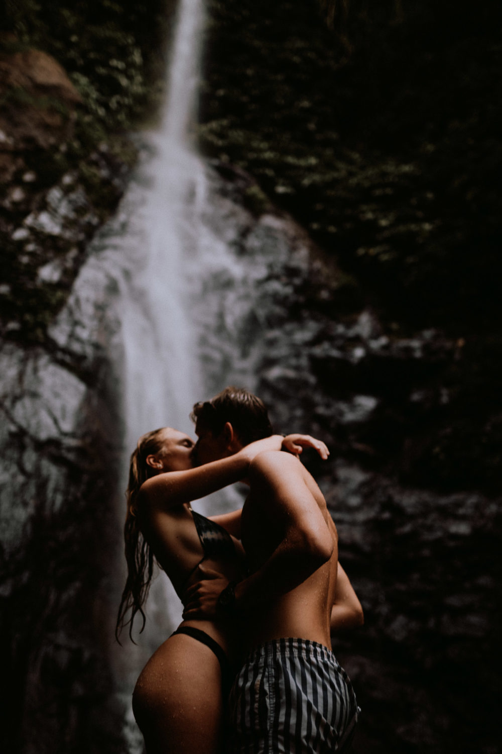 bali-waterfall-couple-photography-30