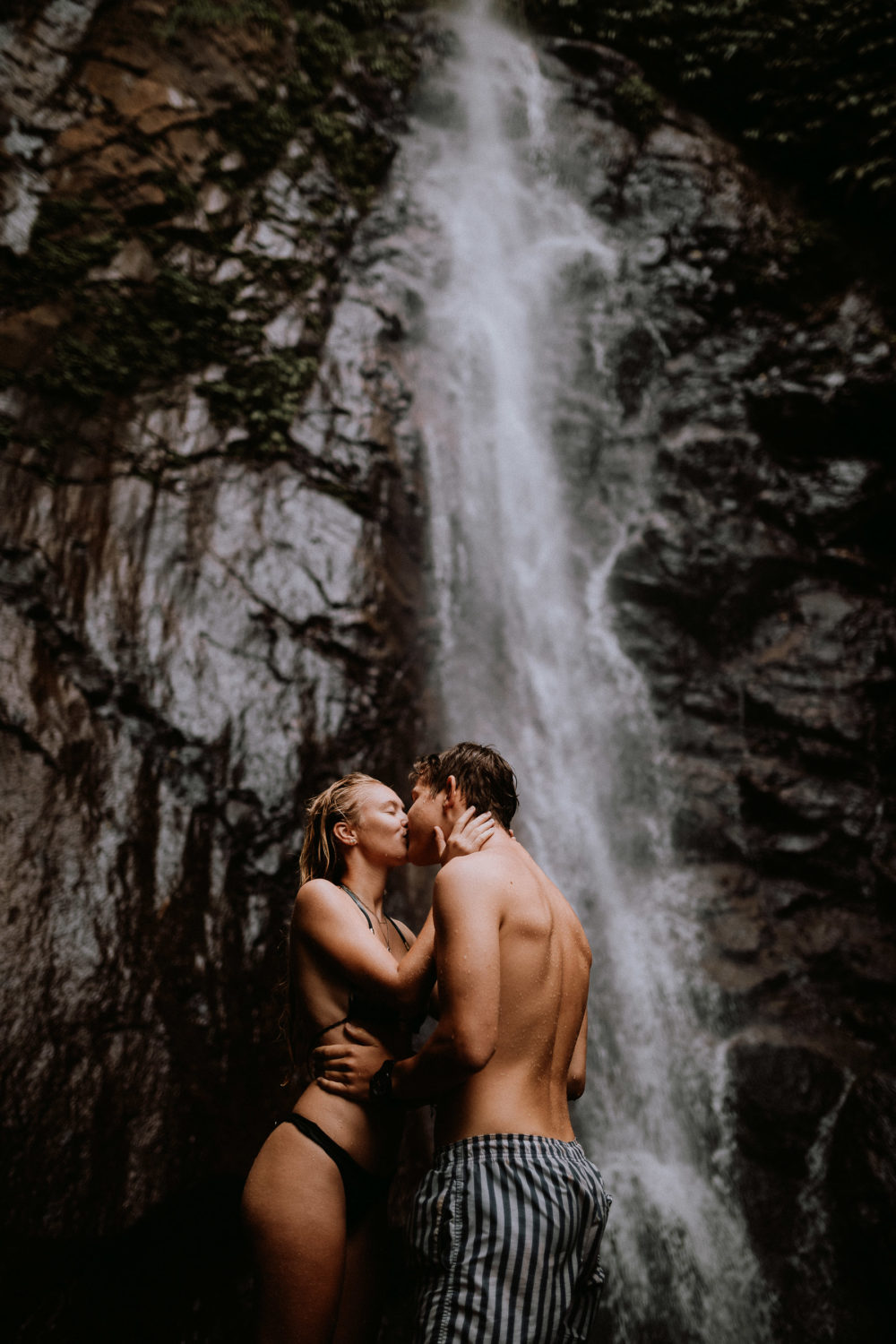 bali-waterfall-couple-photography-37