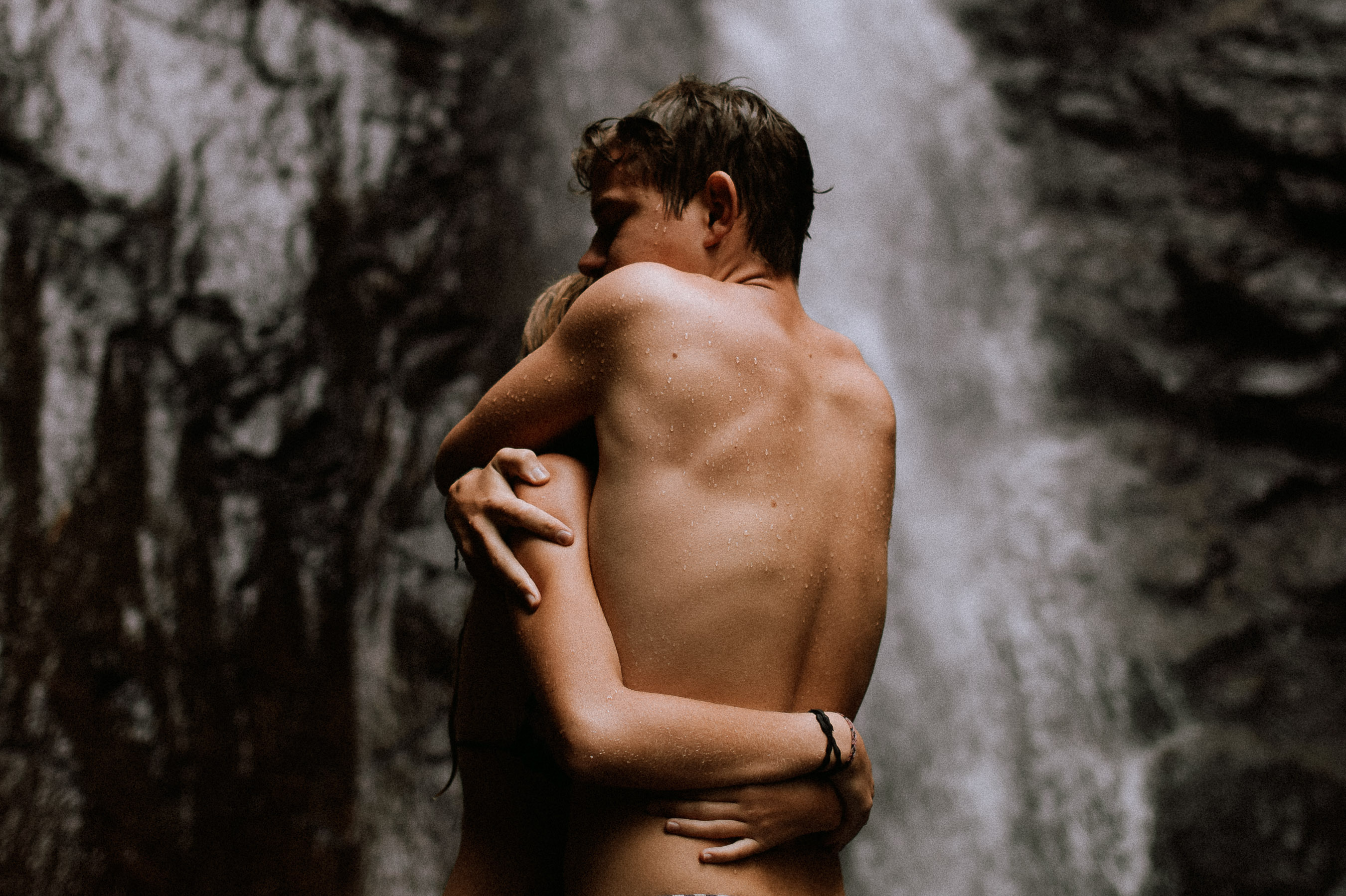 bali-waterfall-couple-photography-40