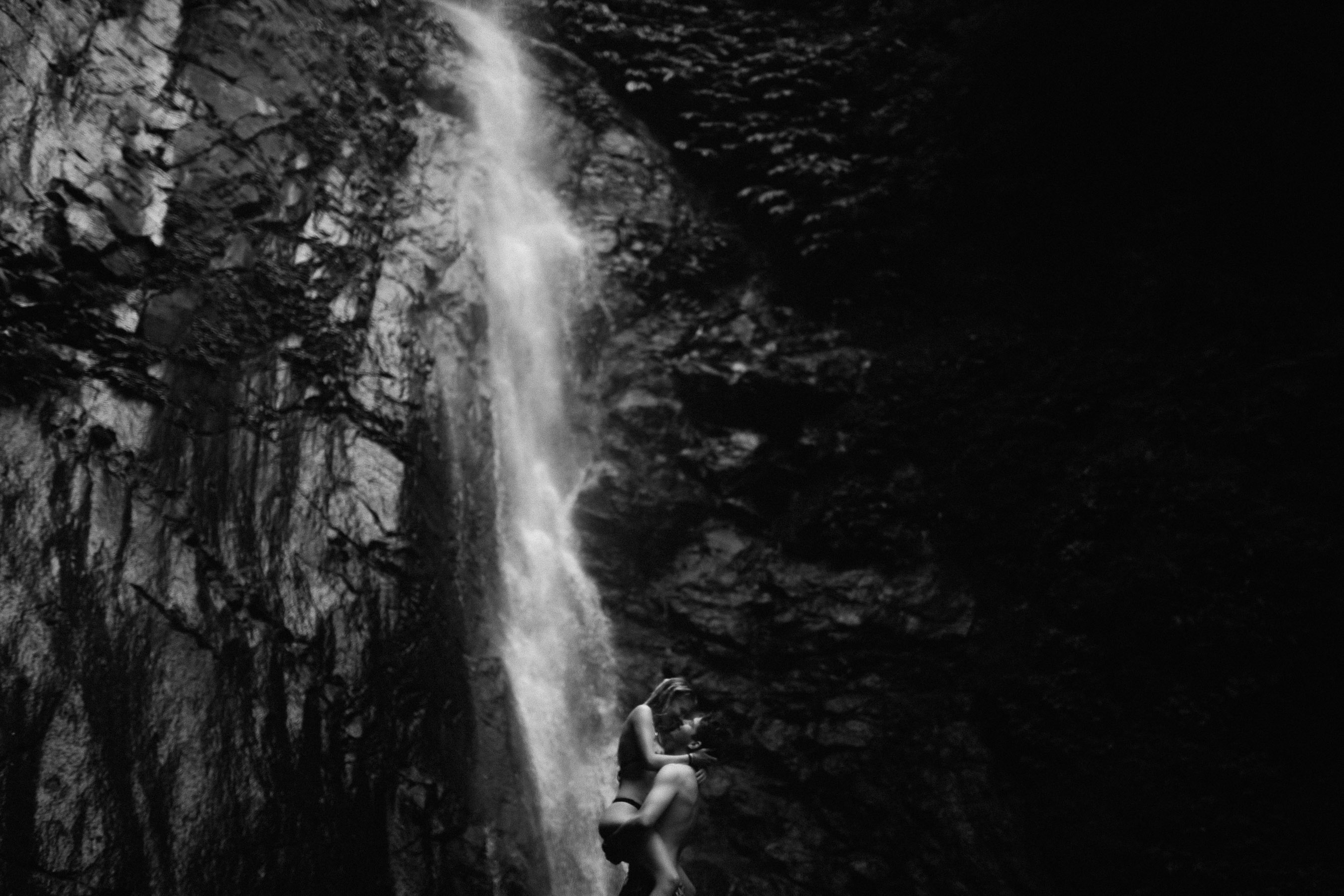 bali-waterfall-couple-photography-46