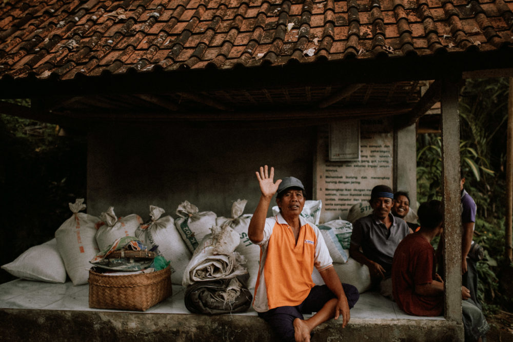 bali-waterfall-couple-photography-64