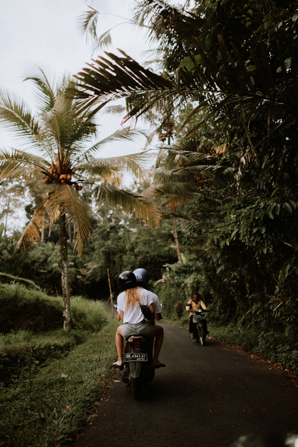 bali-waterfall-couple-photography-65